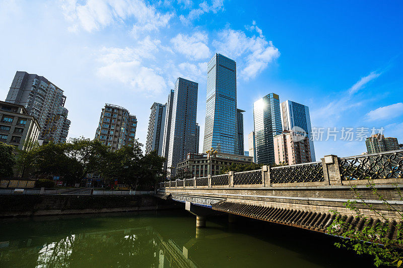 下午，成都大桥边的城市天际线