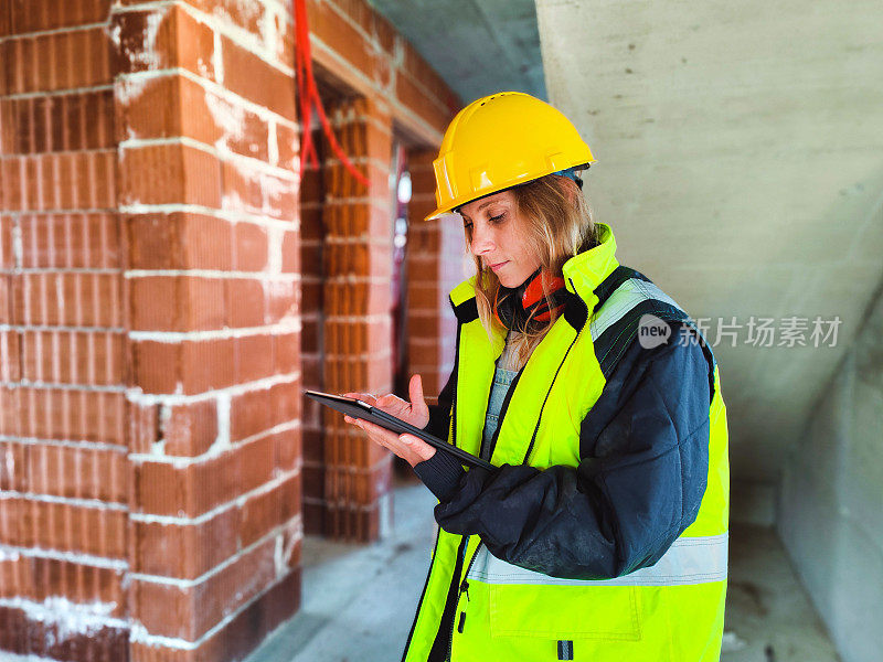 建筑工地的职业女性建筑师