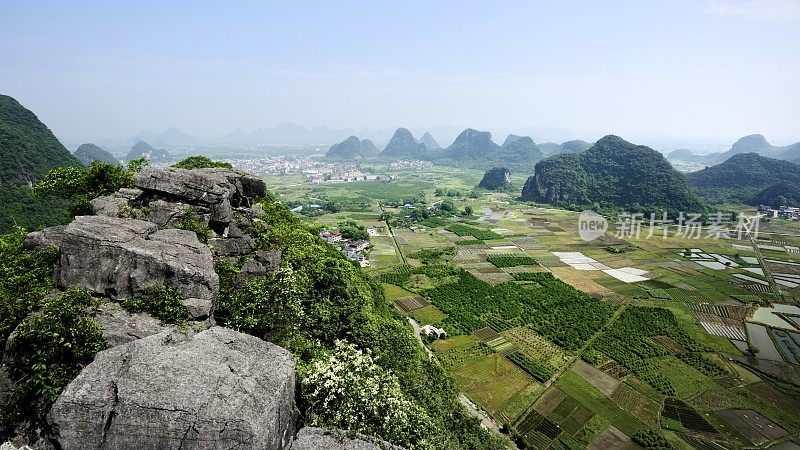 春天的喀斯特山峰和农田