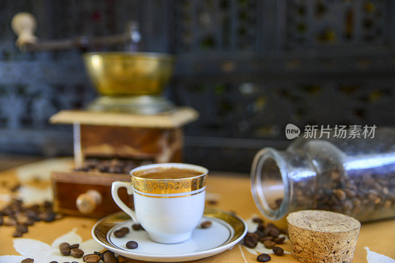 土耳其咖啡和老式手工咖啡研磨机与烘焙咖啡豆