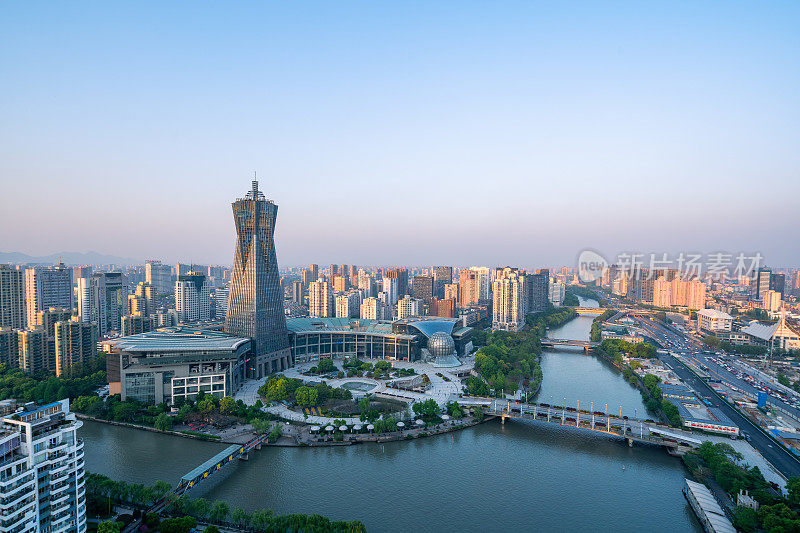 杭州市中心京杭大运河沿岸的现代城市景观
