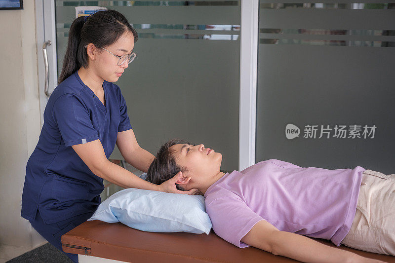 与女医生或物理治疗师进行颈椎，背部，手臂和肩膀调整的亚洲女性患者的医疗访问