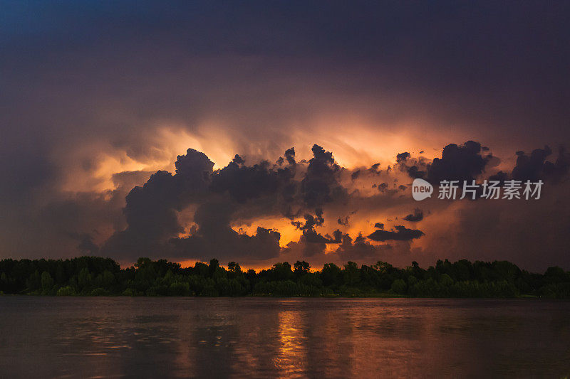 闪电在河流的倒影中闪现。自然灾害。夜晚漆黑戏剧化的天空。可怕的云。危险的天堂。暴风雨天气。夏雨。自然背景。多雨的季节。神秘的景观