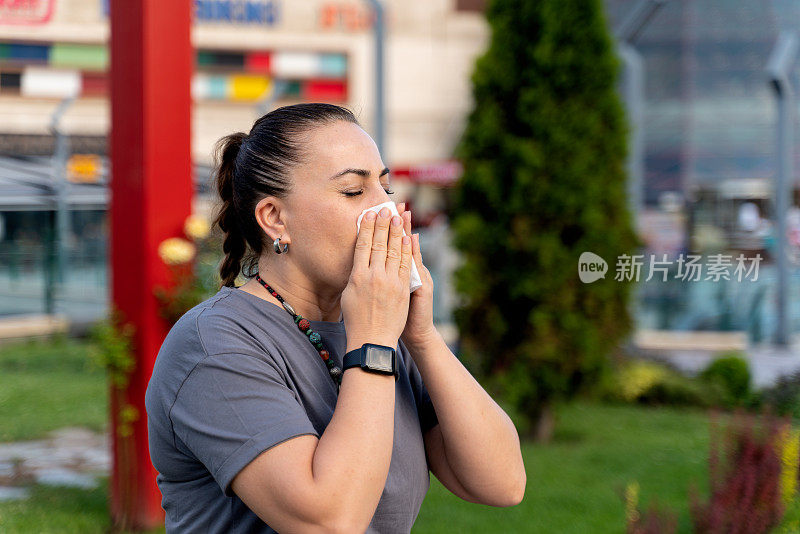 户外拍摄不满意的白人妇女感到过敏