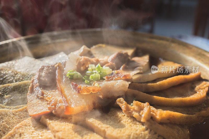 用豆腐和熏肉做的菜