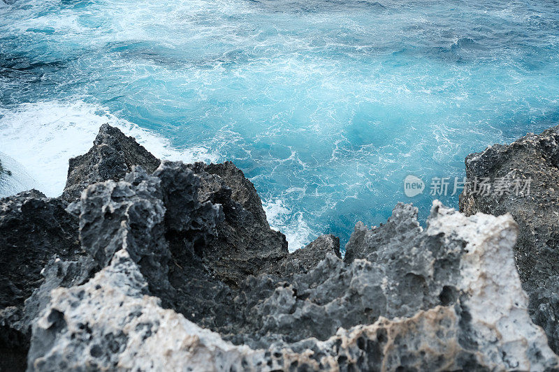 海浪冲击着巴厘岛天使比拉邦的努萨佩尼达海岸