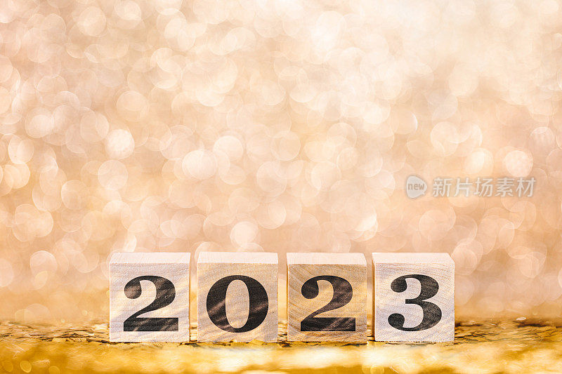 圣诞和新年金光闪闪的背景与数字2023与闪亮和模糊的背景