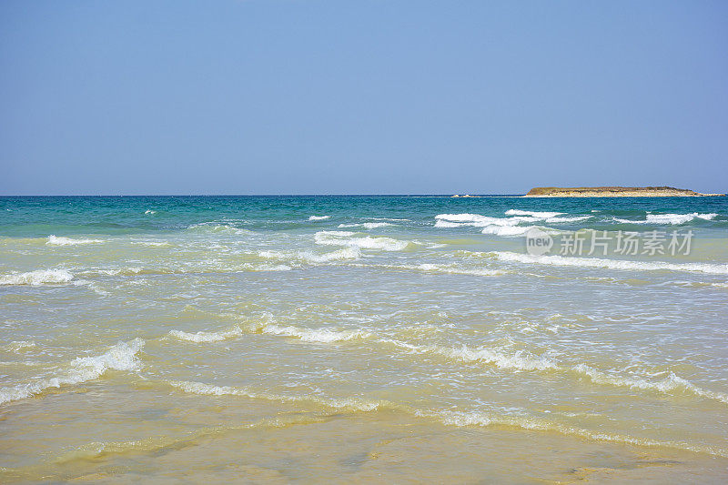 沙滩上绿松石般的海水轻浪