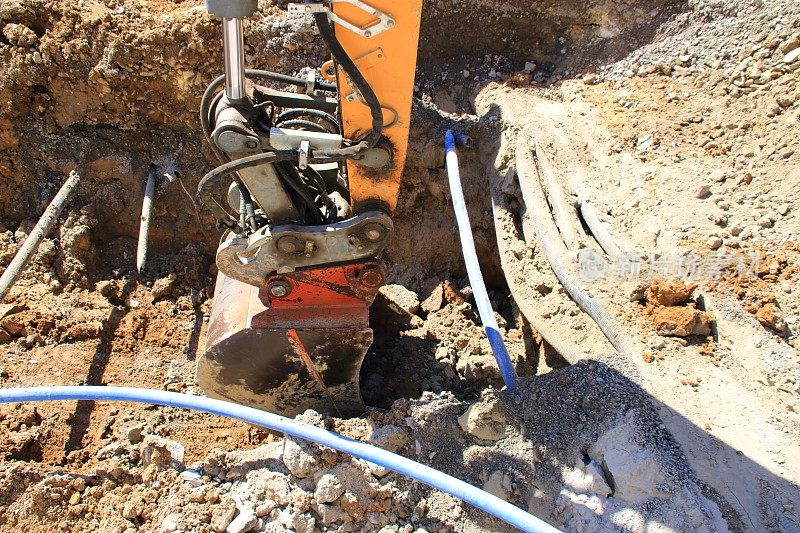 一部挖土机的操纵者借助一条缆线深入地下