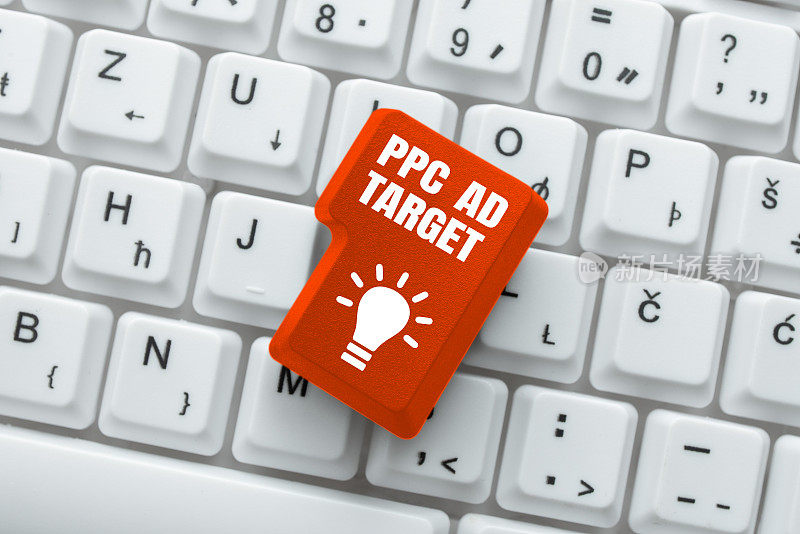 概念显示Ppc广告目标。互联网概念按点击付费广告营销策略在线活动纸板与重要信息包围的彩色钉子。