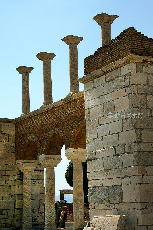 来自土耳其地中海考古遗址的建筑旧柱的细节