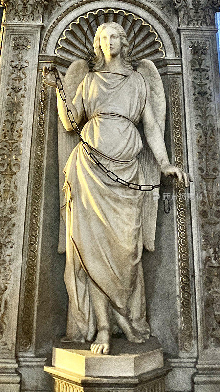 在圣彼得罗的维科利大教堂内，圣凯瑟琳的大理石雕像拿着一套具有象征意义的黑色锁链，旁边是金色圣髑盒，里面装着真正囚禁圣彼得罗的锁链。