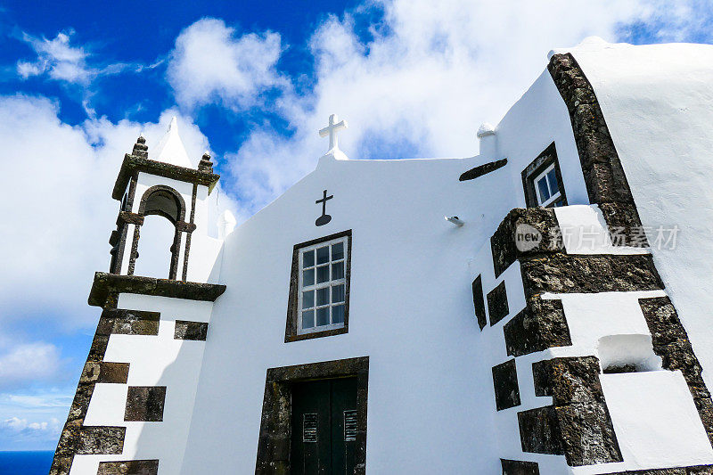 葡萄牙亚速尔群岛格拉西奥萨的一座黑白教堂