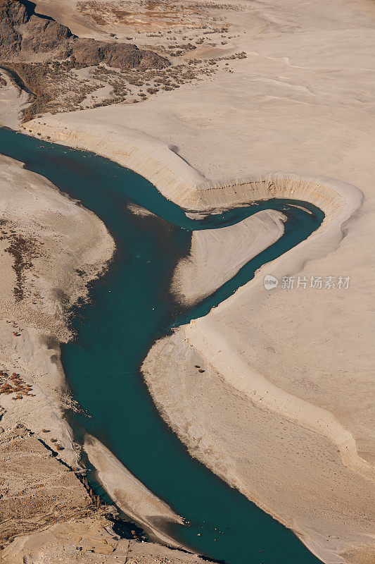 印度河蜿蜒流经喜马拉雅山脉的沙漠地区