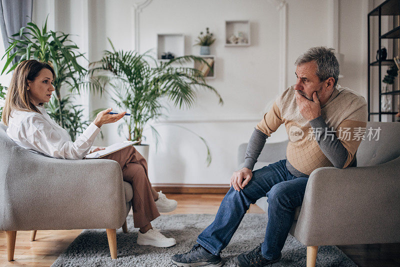 心理治疗，年轻的女医生和一个老男人聊天