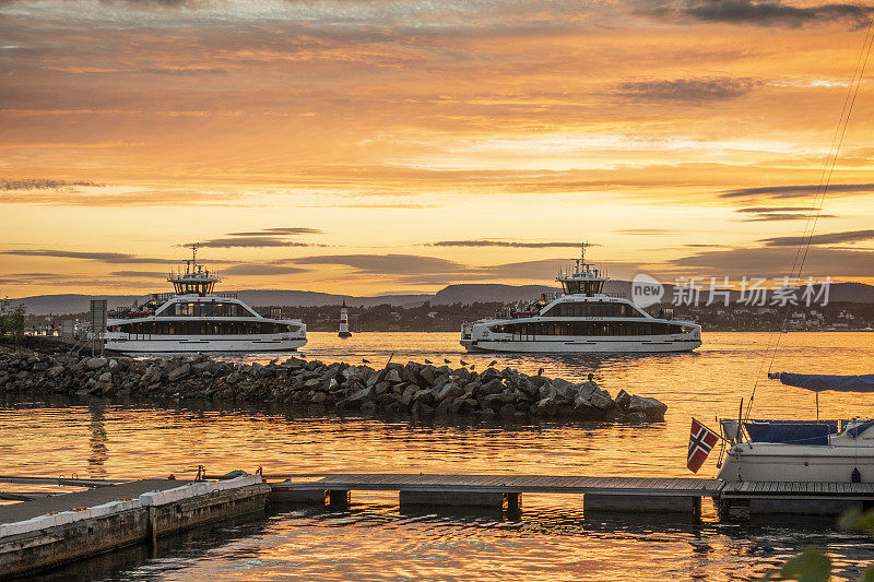 挪威奥斯陆两艘电动渡轮的鸟瞰图