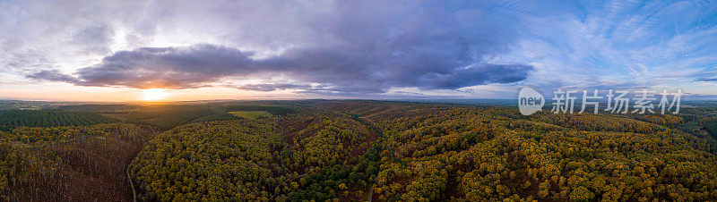 秋季日出时Sherbrook山谷的全景鸟瞰图