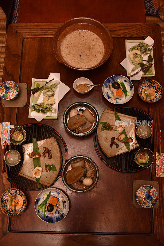 日本小企业主在日本为游客带来食物——形象