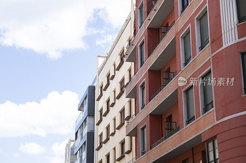 西班牙一座城市的现代住宅公寓楼