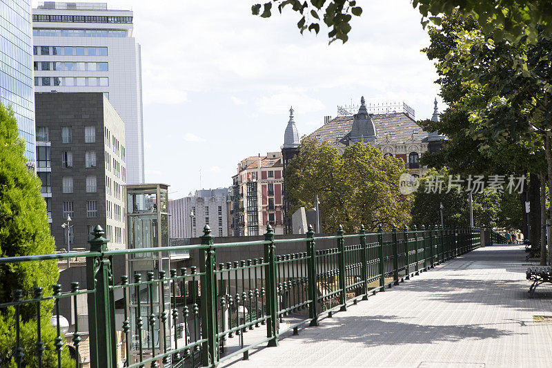 西班牙绿树成荫的人行道和城市建筑