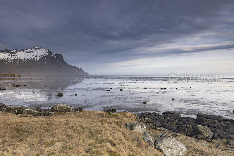 这是冰岛Stokksnes半岛Vestrahorn山的风景