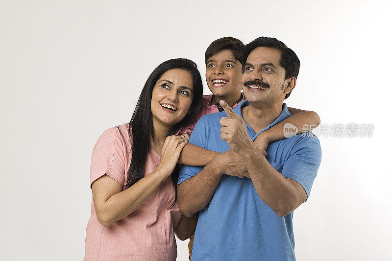 快乐的印度家庭一起度过闲暇时光
