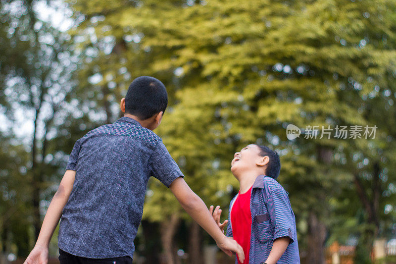 两个男孩在公园里开玩笑玩耍