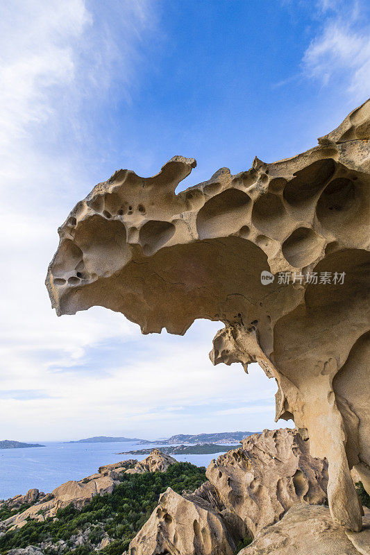 熊岩，帕劳-撒丁岛著名的岩层