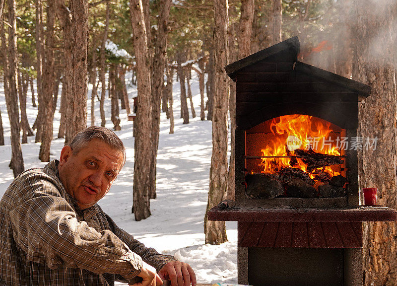 在森林里烧烤，在冬天，宿宿