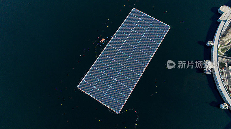 在靠近大坝的葡萄牙南部，太阳能漂浮在水中的航拍图像