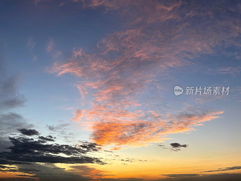 金色的天空。落日——背景。