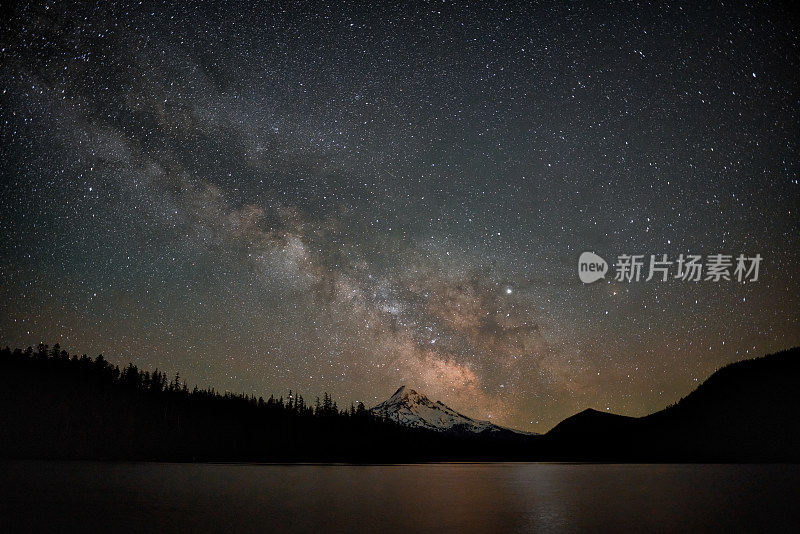 银河在山和湖之上。星空璀璨。