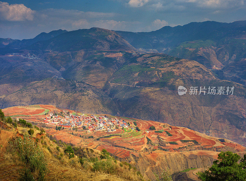 村庄居住在峡谷里的红土梯田上。