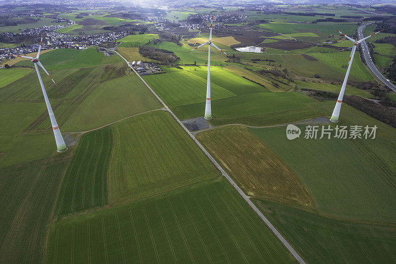 高速公路附近风力涡轮机的鸟瞰图