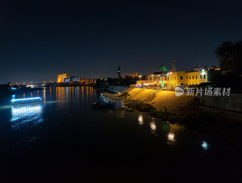 底格里斯河夜景和巴格达的Al-Mutannabi雕像咖啡馆