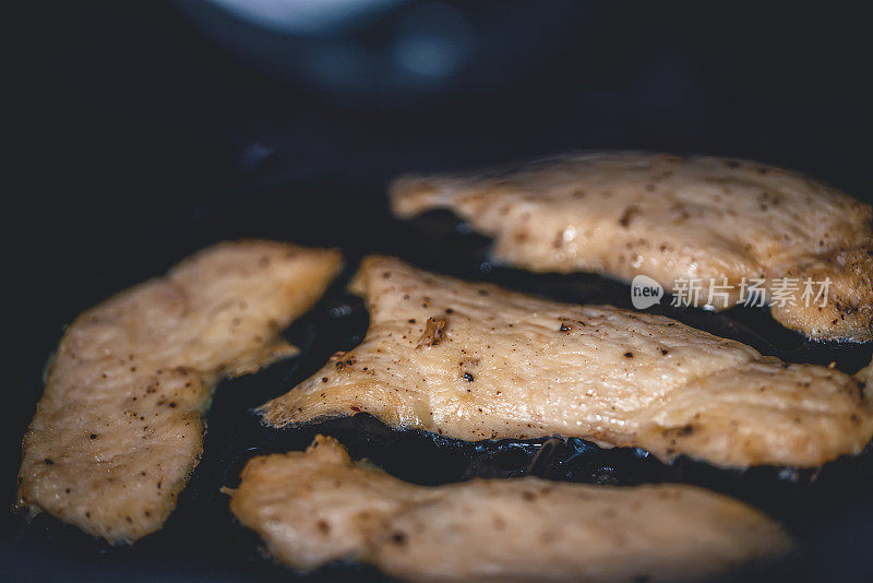 在空气炸锅里做黑胡椒鸡胸肉