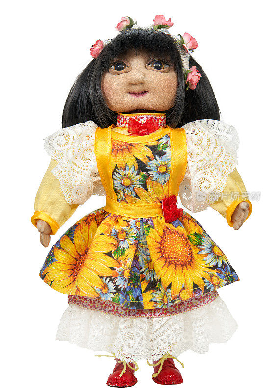纺织娃娃，深色头发的女孩在民间风格的连衣裙，手工，前视图，库存照片