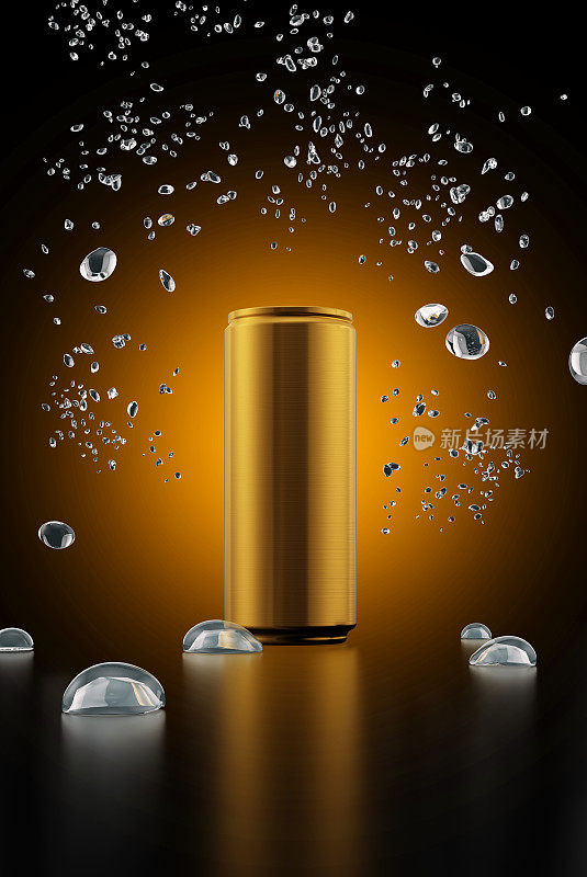 金色能量饮料罐与水溅在深色背景