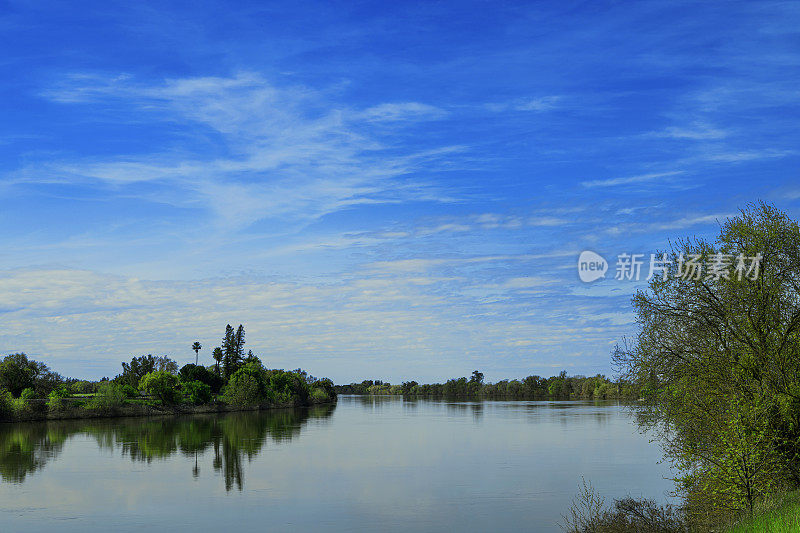 多云天空下萨克拉门托河的上游视图