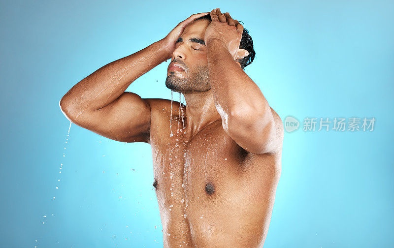 头发，淋浴和男人在水的皮肤护理，美容和洗涤在蓝色背景工作室。清洁、美容和男模在奢华中放松，护理和护发例行程序在隔离中进行
