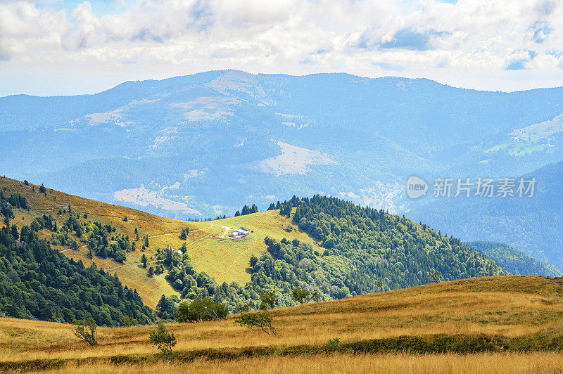 在一个美丽的夏日，从霍内克山顶俯瞰孚日山脉