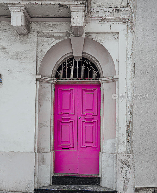 马耳他瓦莱塔的粉色木质前门