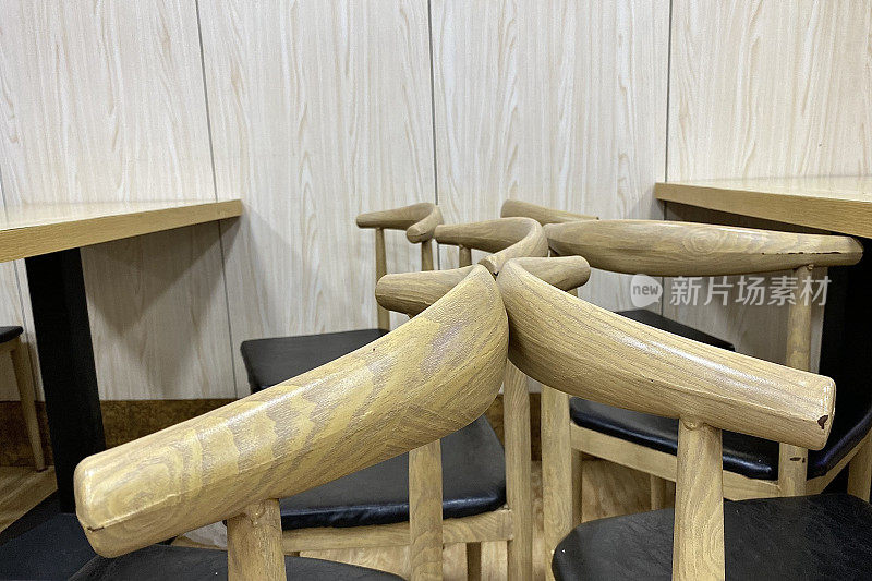 中式餐厅的木质凳摆放在一起
