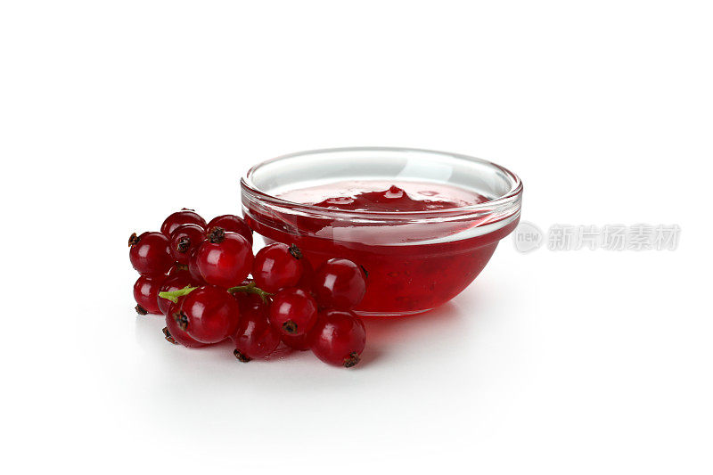 碗蔓越莓酱和蔓越莓孤立在白色的背景