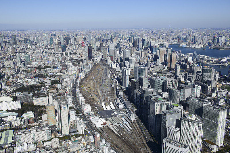 品川站航拍从西南侧朝向市中心-天空树塔方向，日本，东京，港府