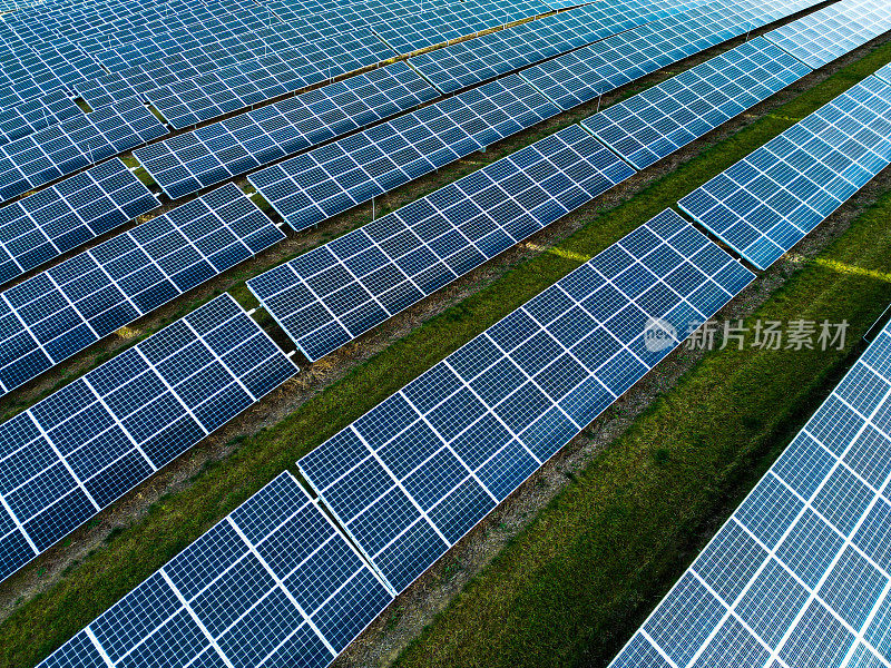 绿色场地上的太阳能电池板鸟瞰图