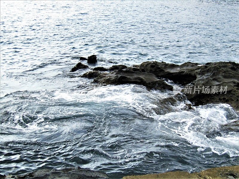 日本。海景。海浪和岩石。