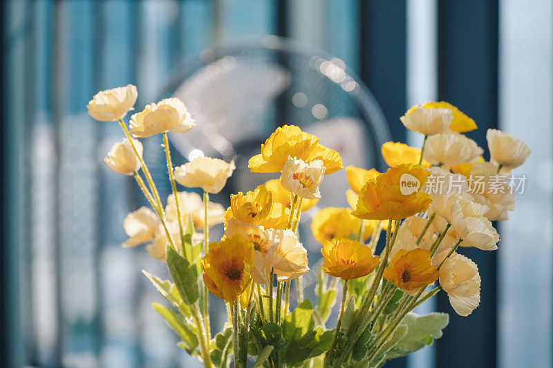 近景彩色黄色人造花装饰