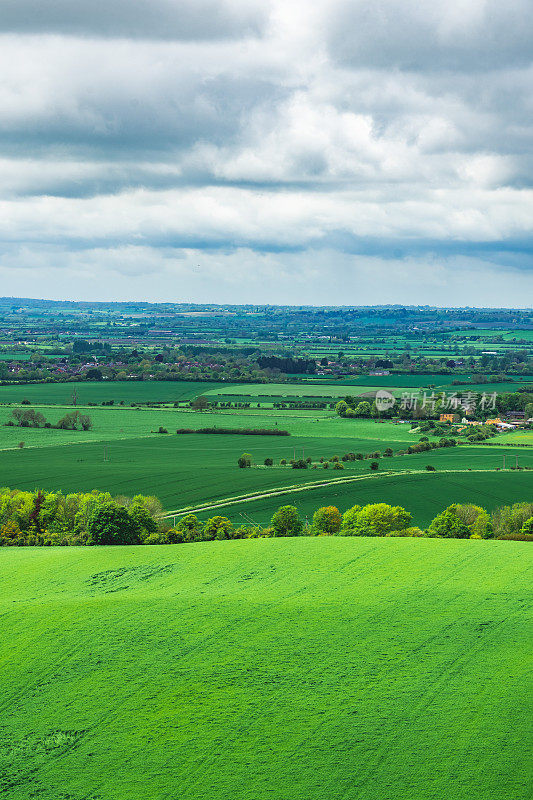 英国邓斯特布尔唐斯，夏天阴天从山上看到的英国风景