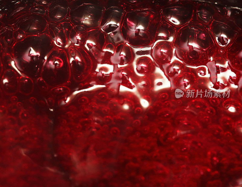 沸腾的红色液体中错综复杂的气泡特写